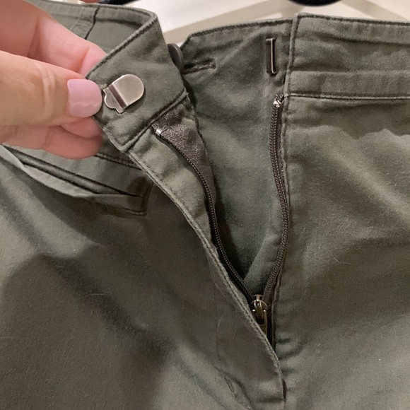 Chico’s Capri pants with front fake pockets, elastic side band and front zip - Picture 4 of 7